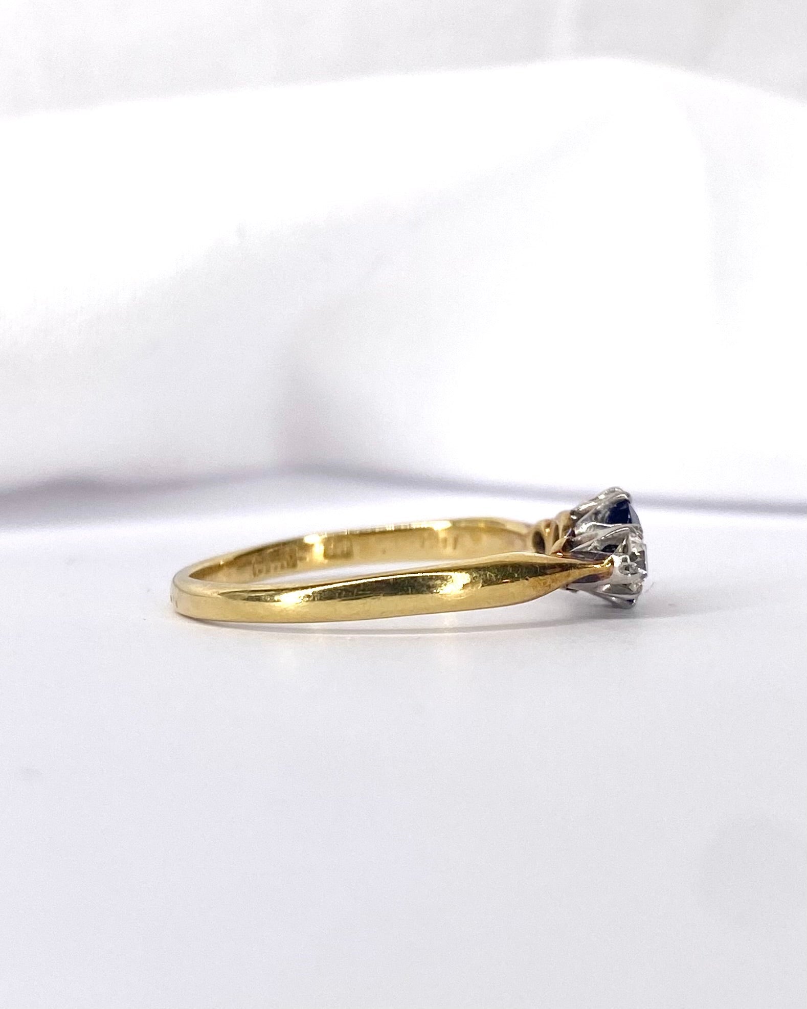 Bague Trilogie Saphir 0.78 carat &amp; Diamants "Amira" - Elliade Paris