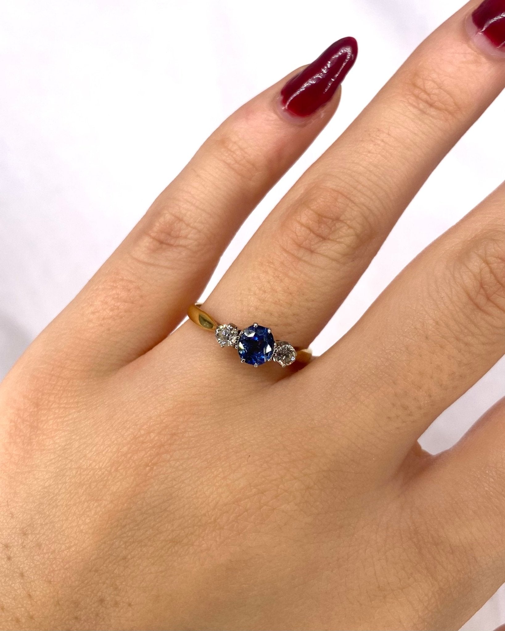 Bague Trilogie Saphir 0.78 carat &amp; Diamants "Amira" - Elliade Paris