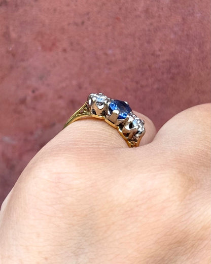 Bague Trilogie Saphir 0.79 carat &amp; Diamants 0.40 carat "Julie" - Elliade Paris