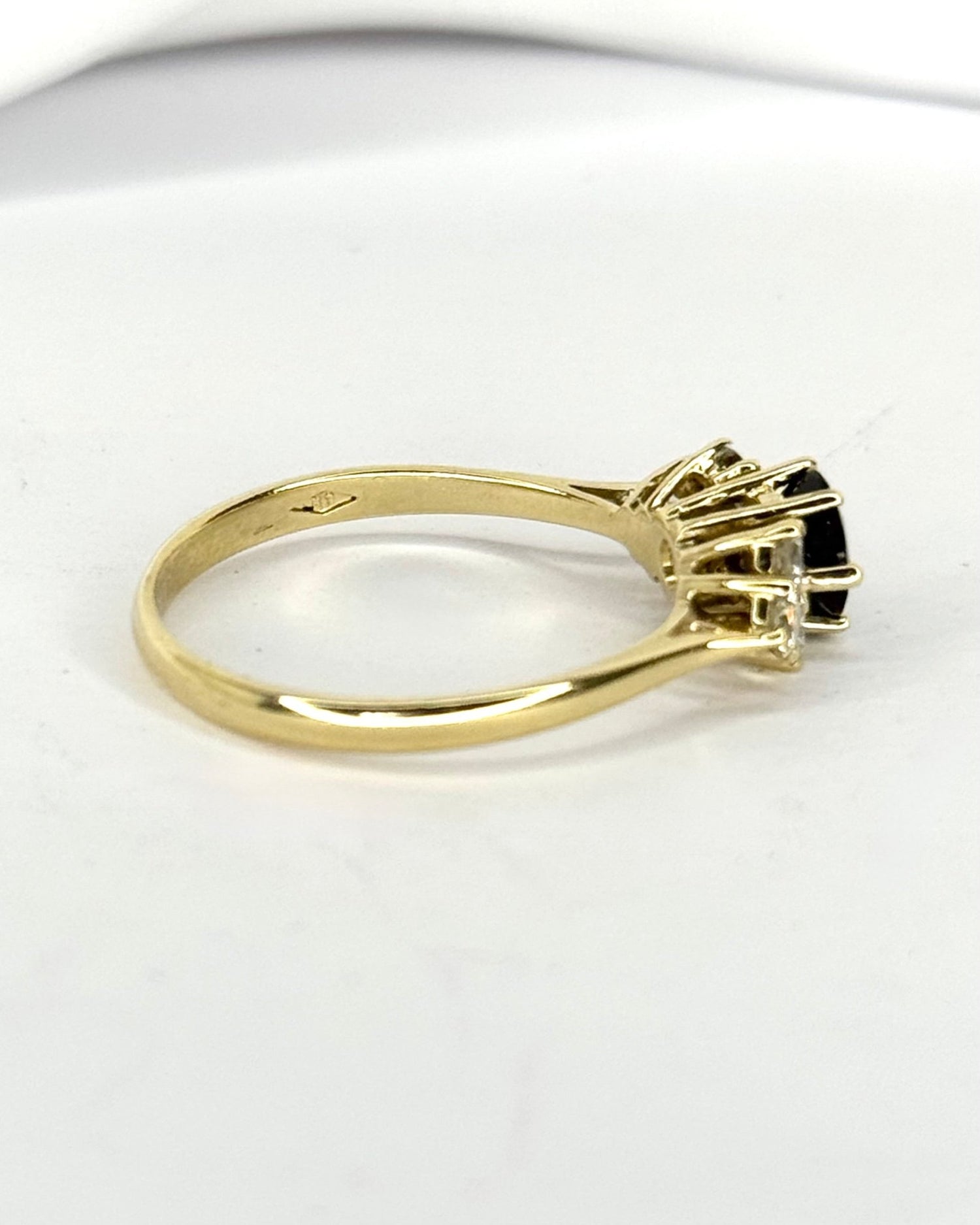 Bague Trilogie saphir 0.80 carat &amp; Diamant 0.42 carat "Lola" - Elliade Paris