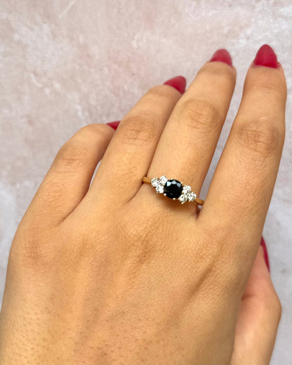 Bague Trilogie saphir 0.80 carat &amp; Diamant 0.42 carat "Lola" - Elliade Paris