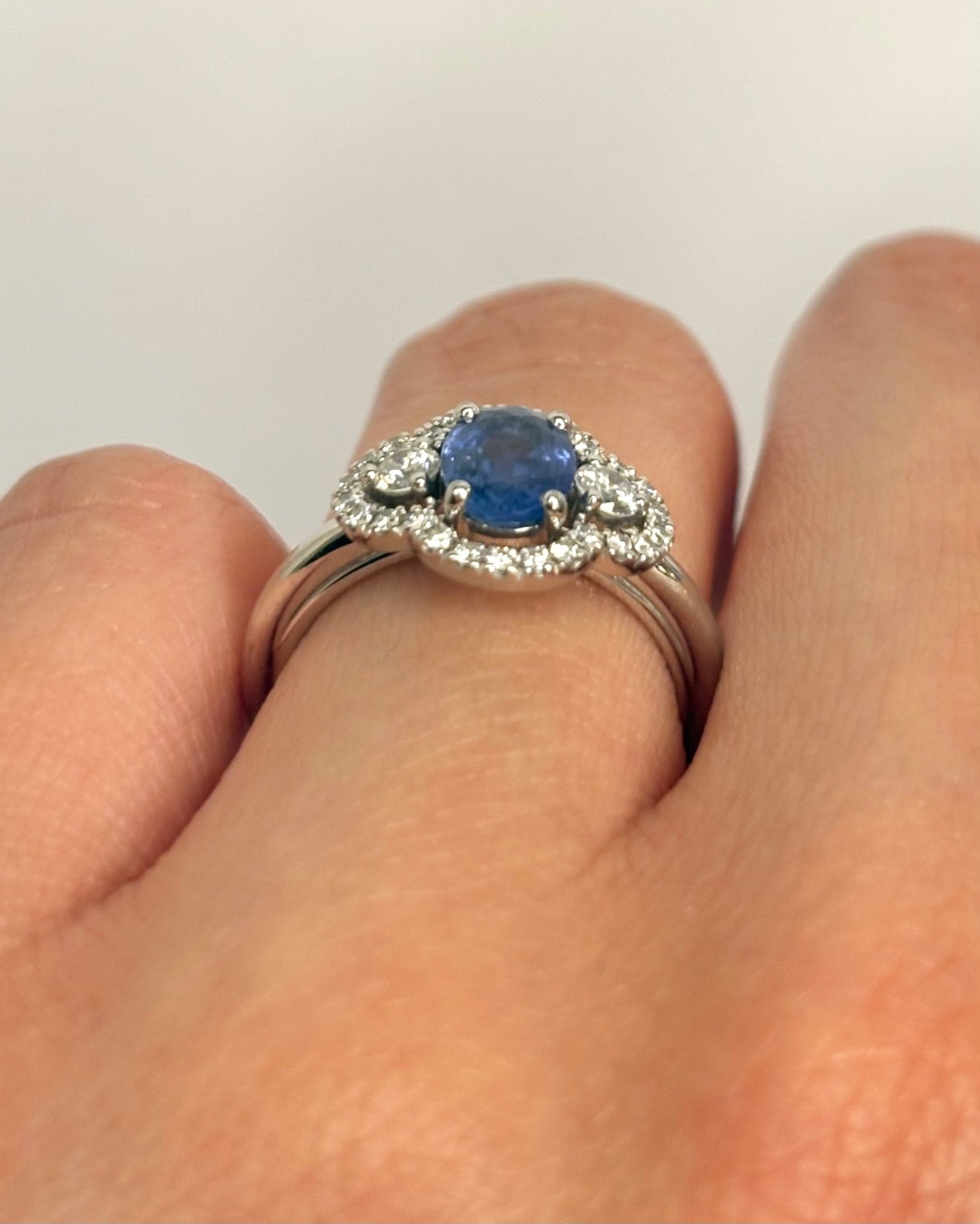 Bague Trilogie Saphir 0.80 carat &amp; Diamants 0.40 carat "Inaya" - Elliade Paris