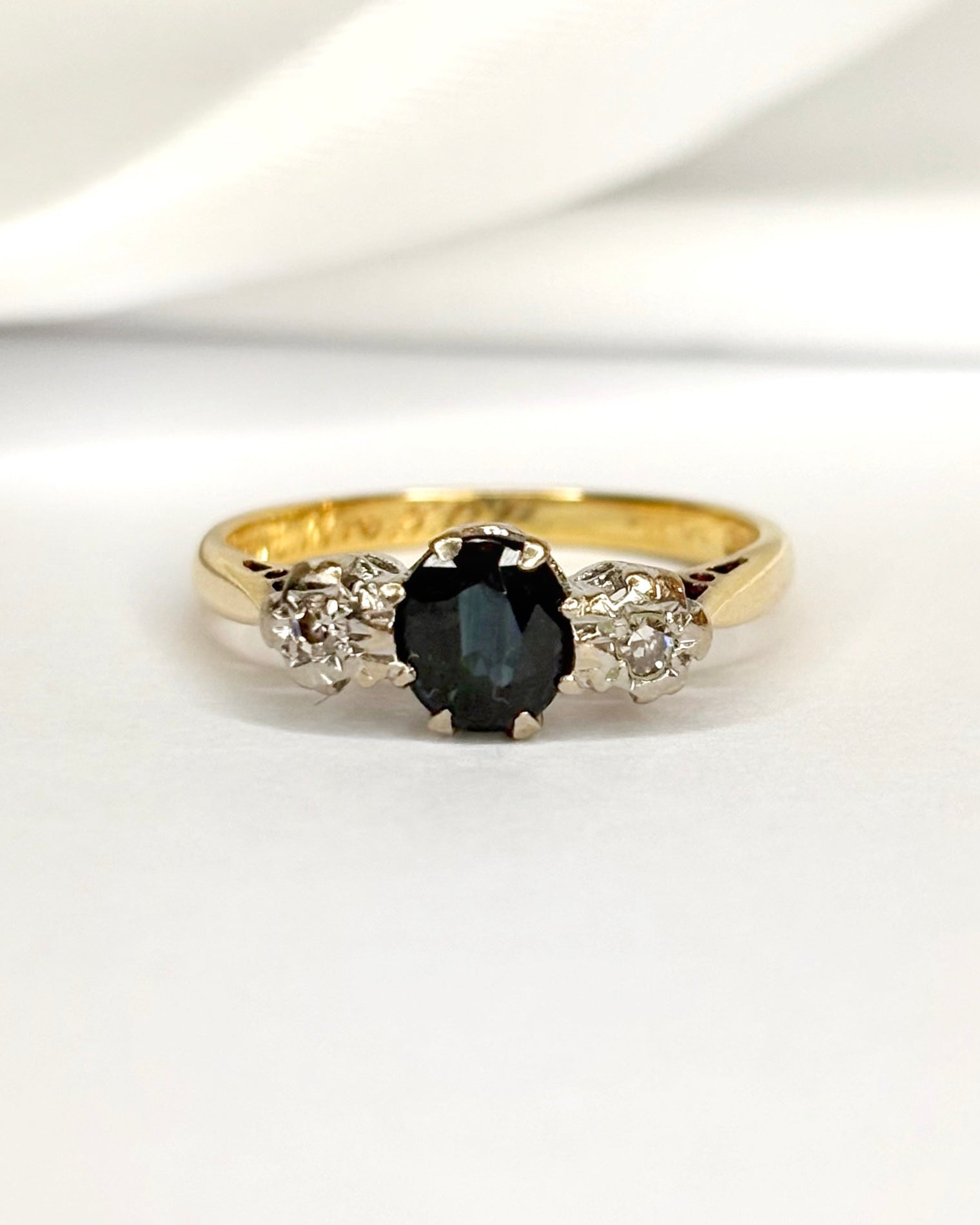 Bague Trilogie Saphir 0.80 carat &amp; Diamants "Clarence" - Elliade Paris