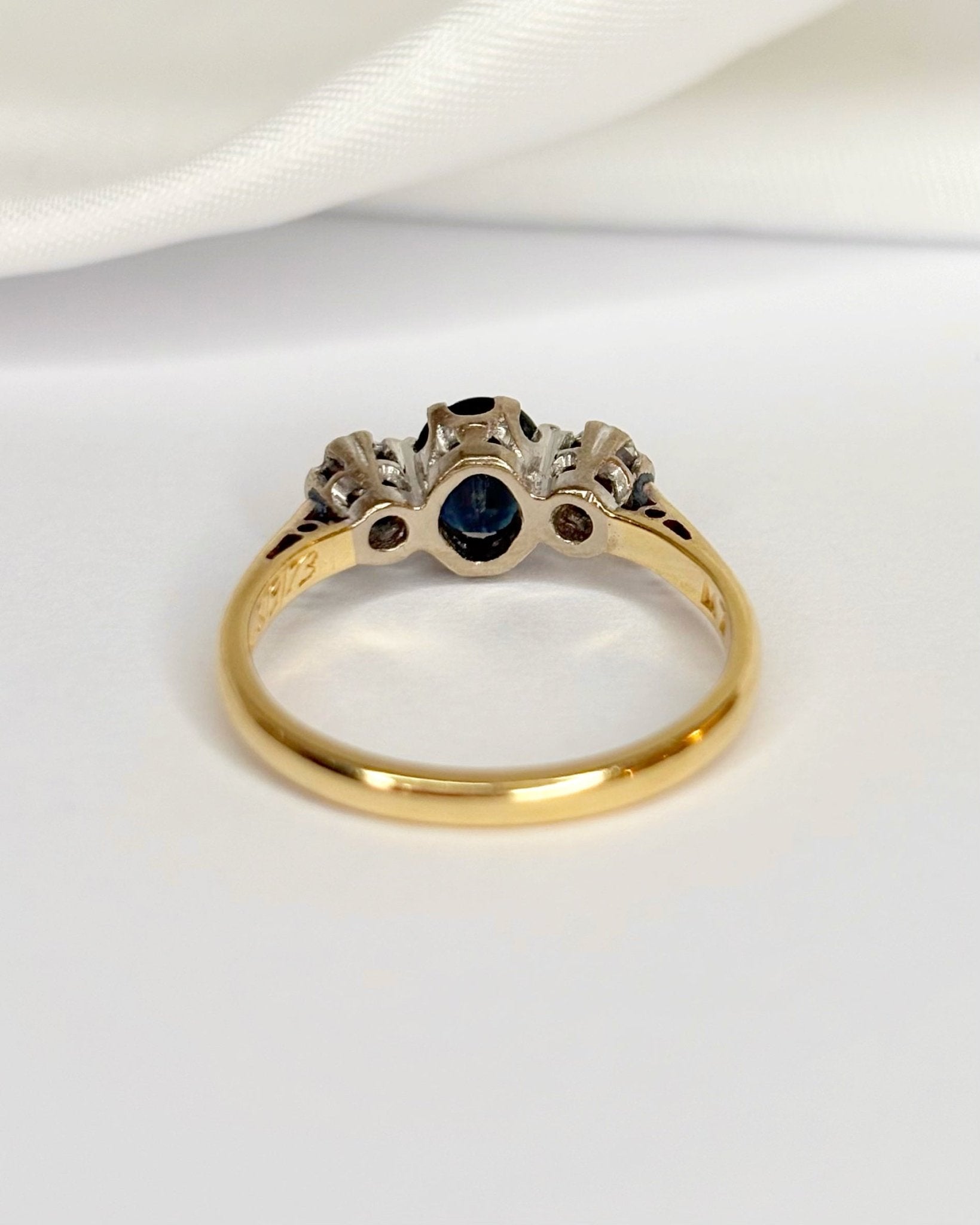 Bague Trilogie Saphir 0.80 carat &amp; Diamants "Clarence" - Elliade Paris