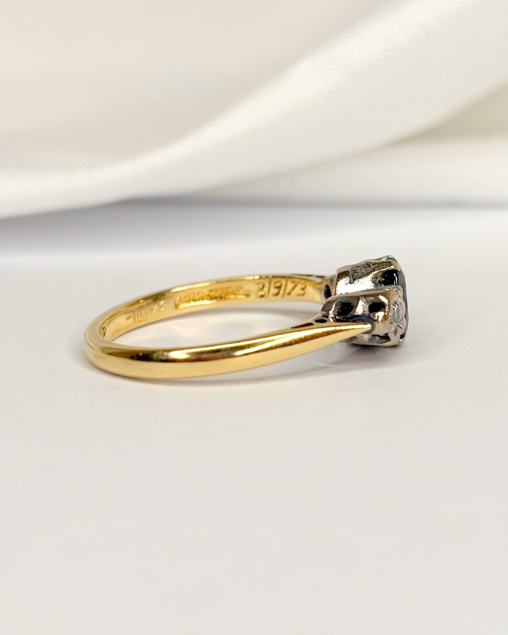 Bague Trilogie Saphir 0.80 carat &amp; Diamants "Clarence" - Elliade Paris