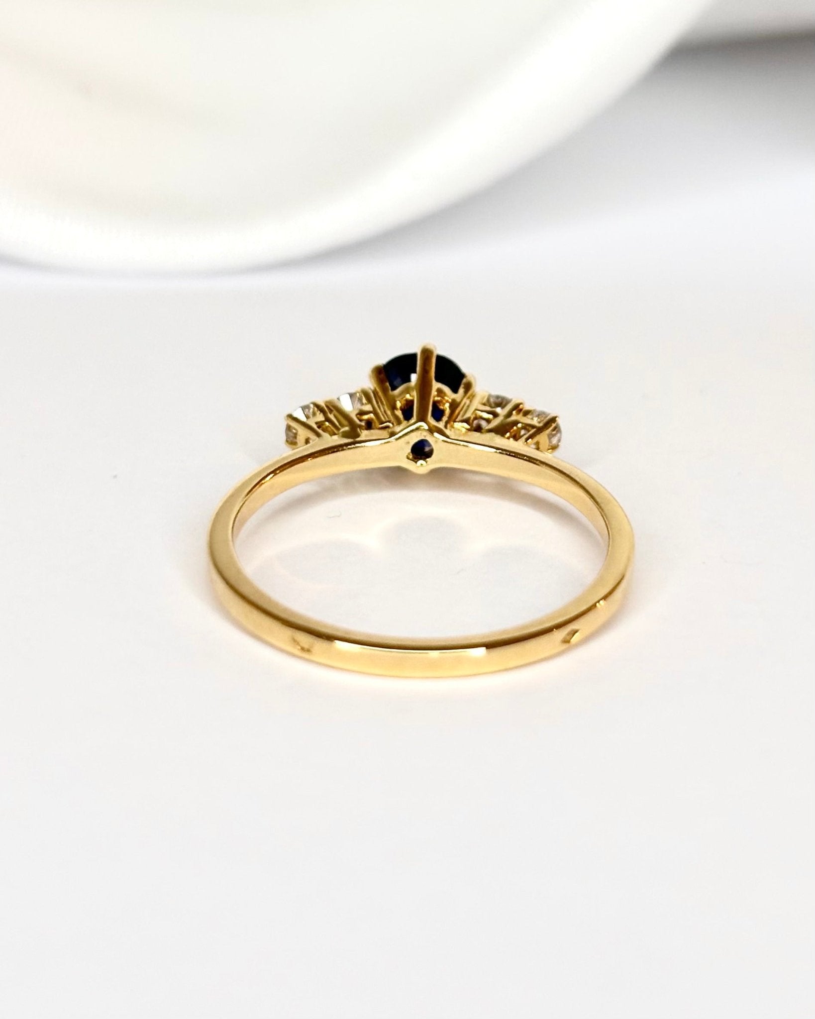 Bague Trilogie Saphir 0.84 carat &amp; Diamants "Mathilda" - Elliade Paris