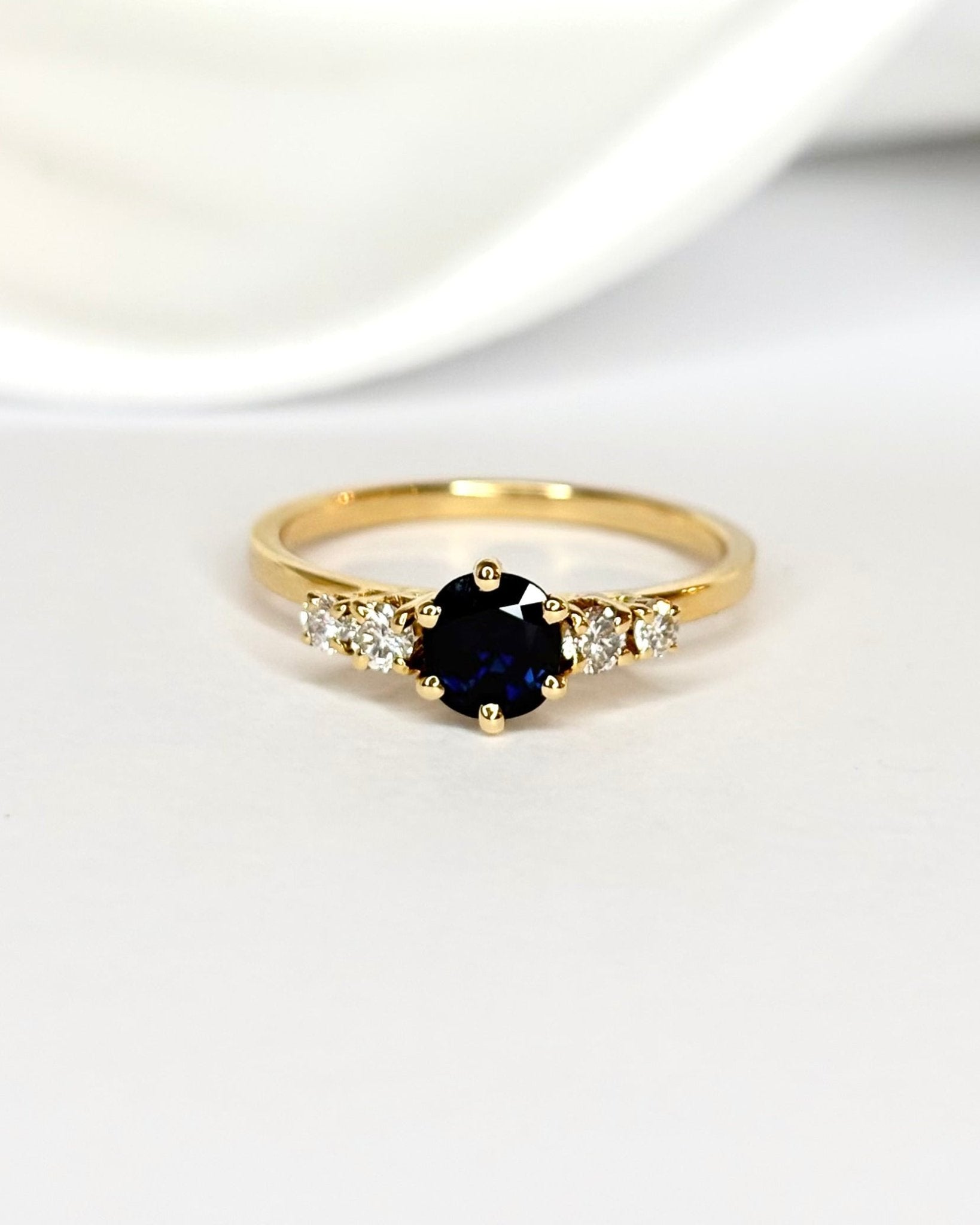 Bague Trilogie Saphir 0.84 carat &amp; Diamants "Mathilda" - Elliade Paris