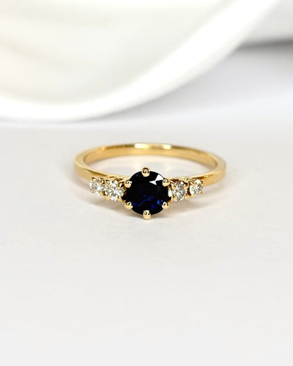 Bague Trilogie Saphir 0.84 carat &amp; Diamants "Mathilda" - Elliade Paris