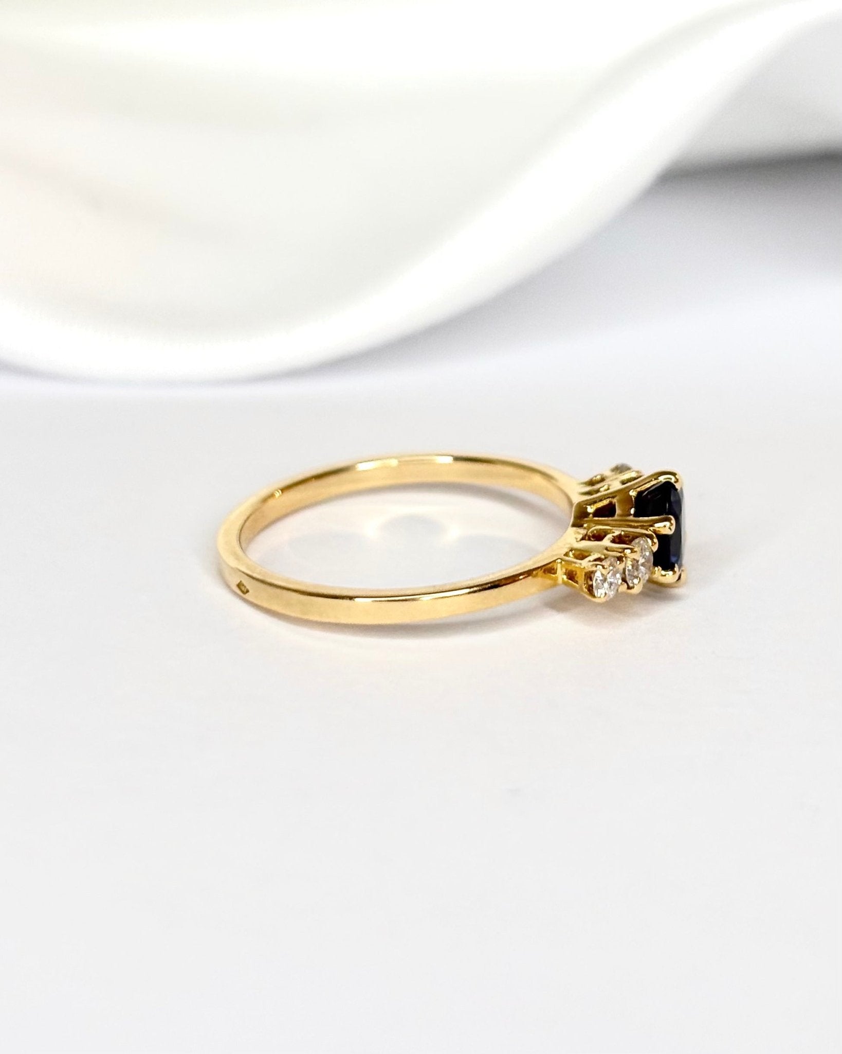 Bague Trilogie Saphir 0.84 carat &amp; Diamants "Mathilda" - Elliade Paris