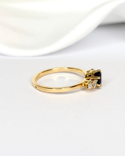 Bague Trilogie Saphir 0.84 carat &amp; Diamants "Mathilda" - Elliade Paris