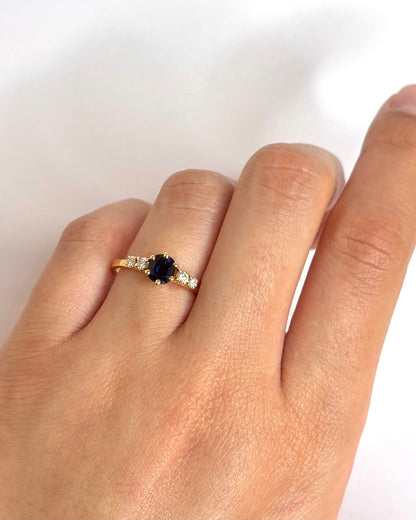 Bague Trilogie Saphir 0.84 carat &amp; Diamants "Mathilda" - Elliade Paris