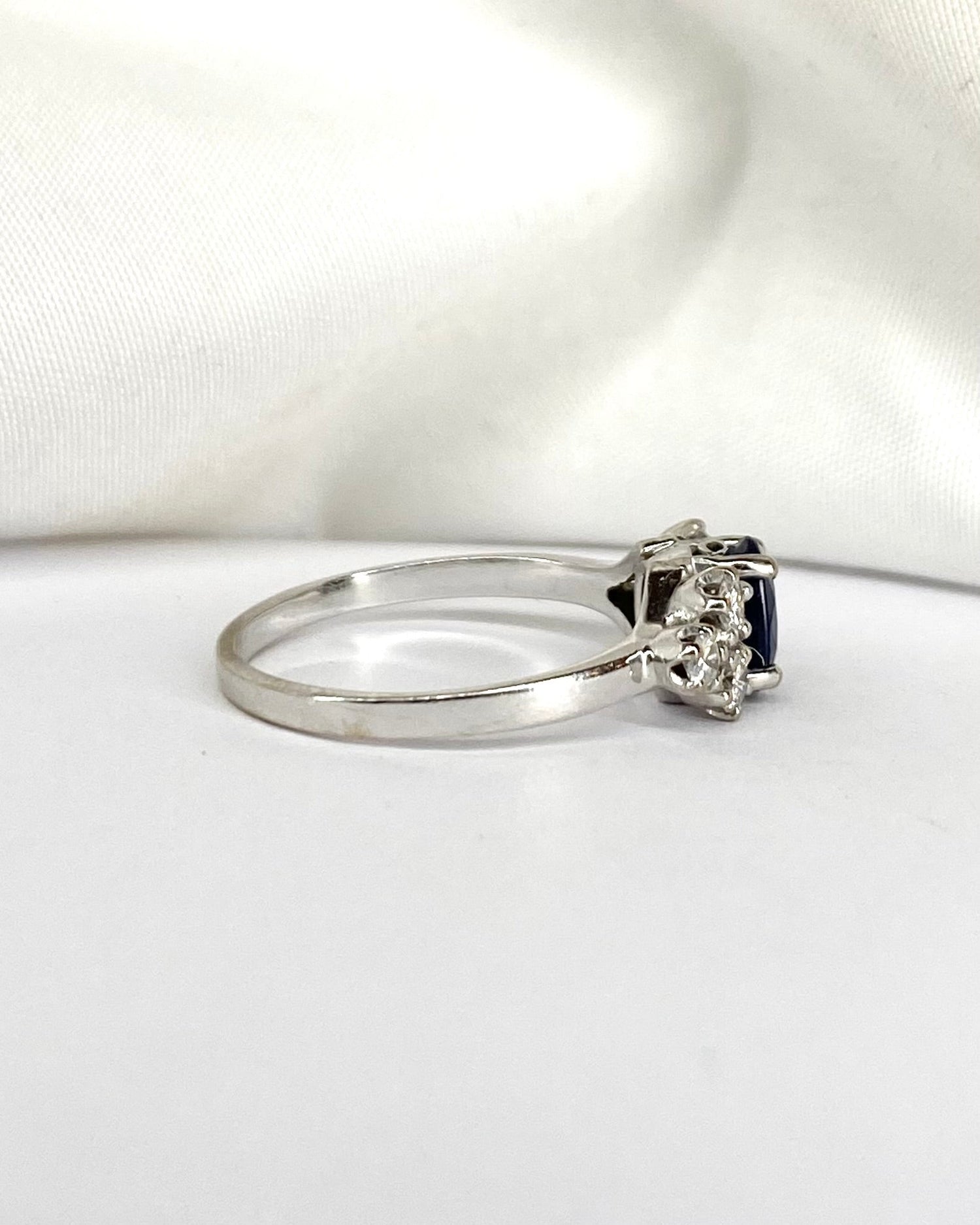 Bague Trilogie Saphir 0.85 carat &amp; 6 Diamants &quot;Maori&quot; - Elliade Paris