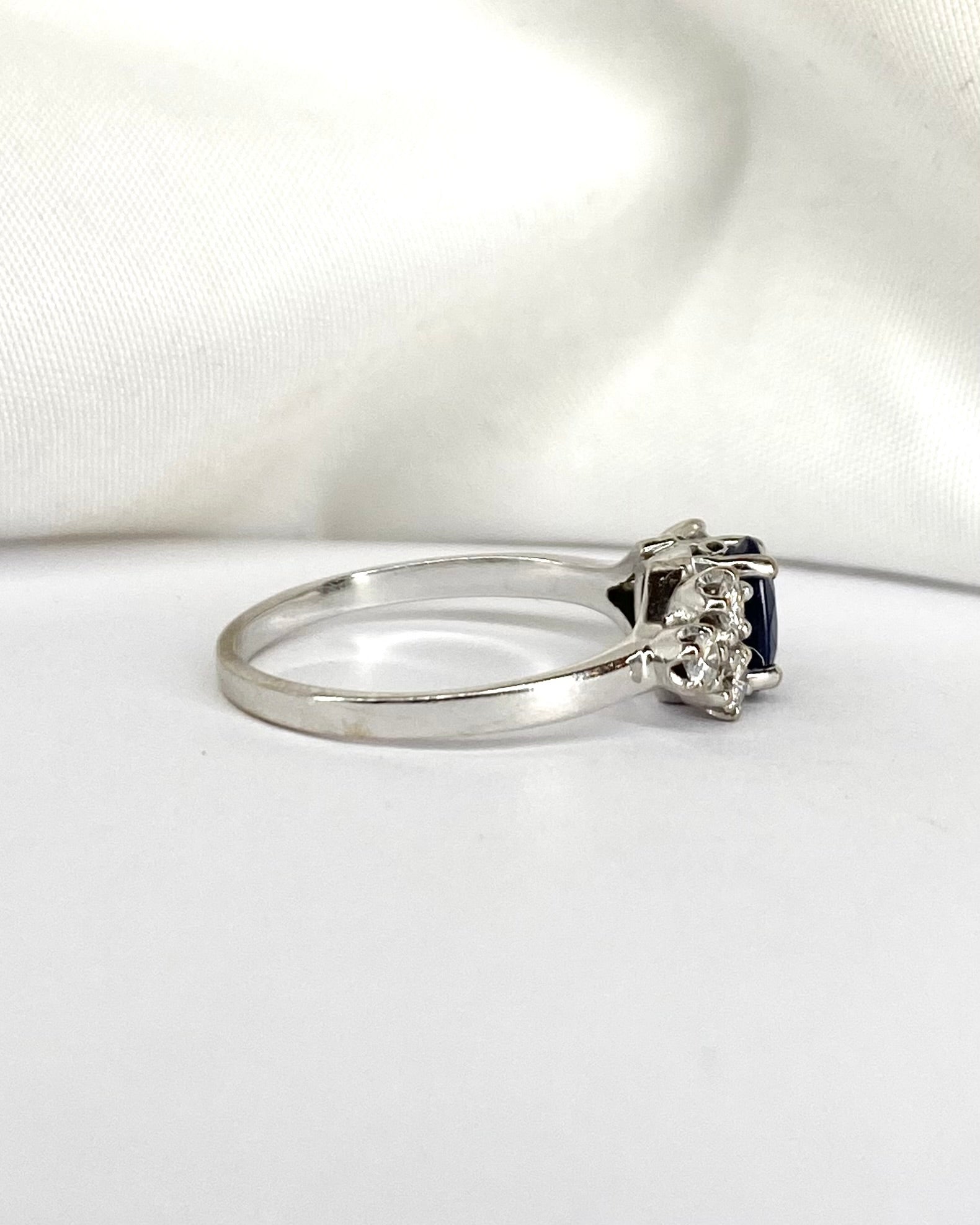 Bague Trilogie Saphir 0.85 carat &amp; 6 Diamants "Maori" - Elliade Paris