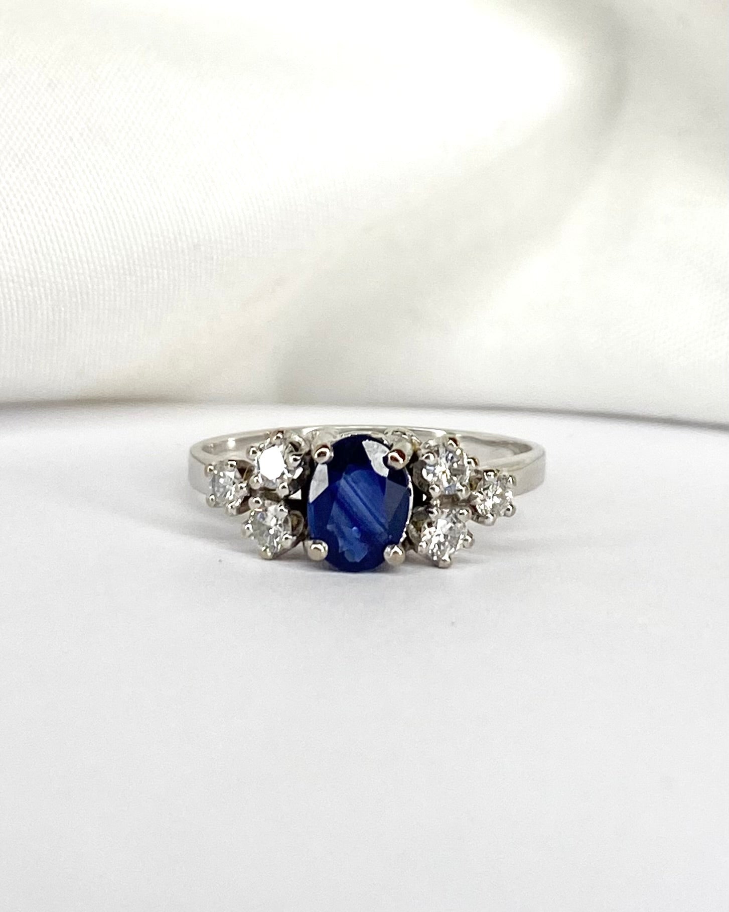 Bague Trilogie Saphir 0.85 carat &amp; 6 Diamants "Maori" - Elliade Paris