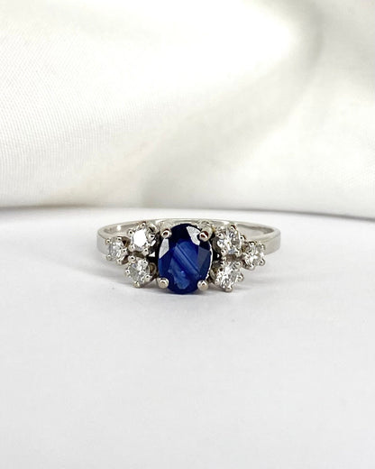 Bague Trilogie Saphir 0.85 carat &amp; 6 Diamants &quot;Maori&quot; - Elliade Paris