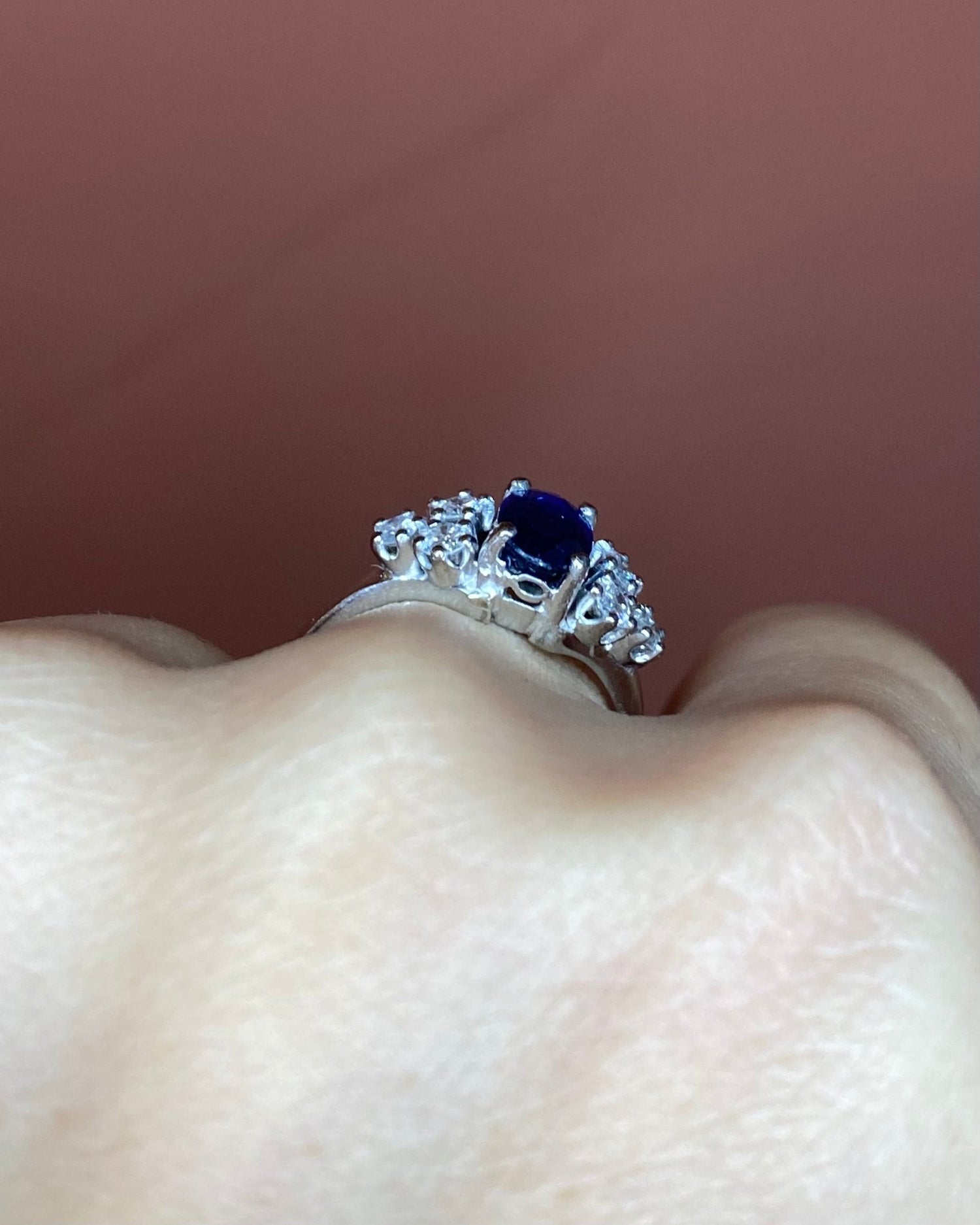 Bague Trilogie Saphir 0.85 carat &amp; 6 Diamants &quot;Maori&quot; - Elliade Paris