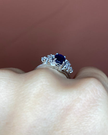 Bague Trilogie Saphir 0.85 carat &amp; 6 Diamants &quot;Maori&quot; - Elliade Paris