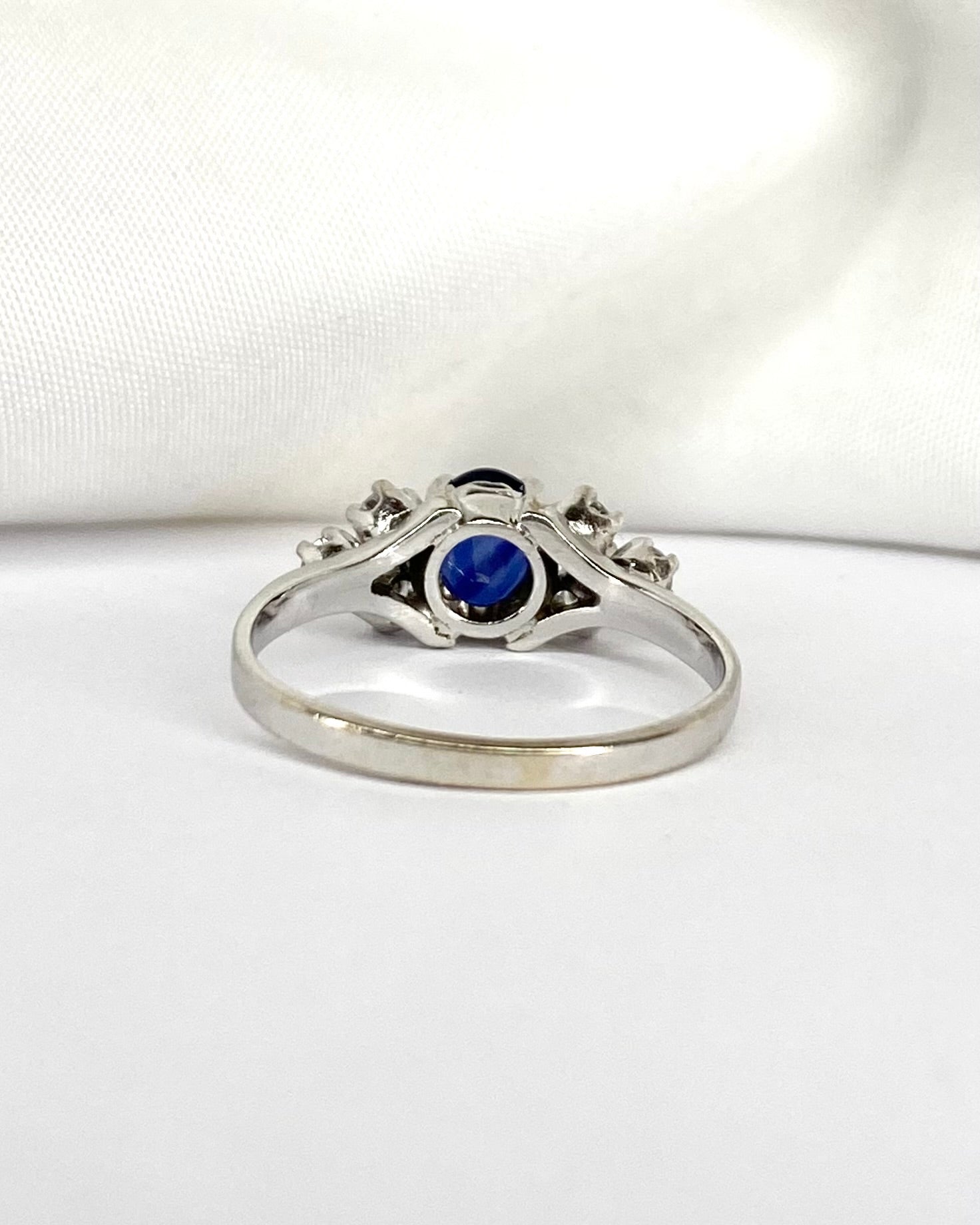 Bague Trilogie Saphir 0.85 carat &amp; 6 Diamants "Maori" - Elliade Paris