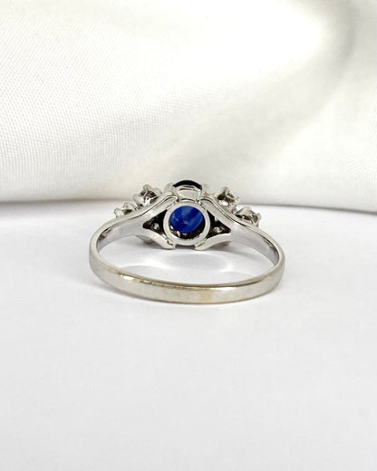 Bague Trilogie Saphir 0.85 carat &amp; 6 Diamants &quot;Maori&quot; - Elliade Paris