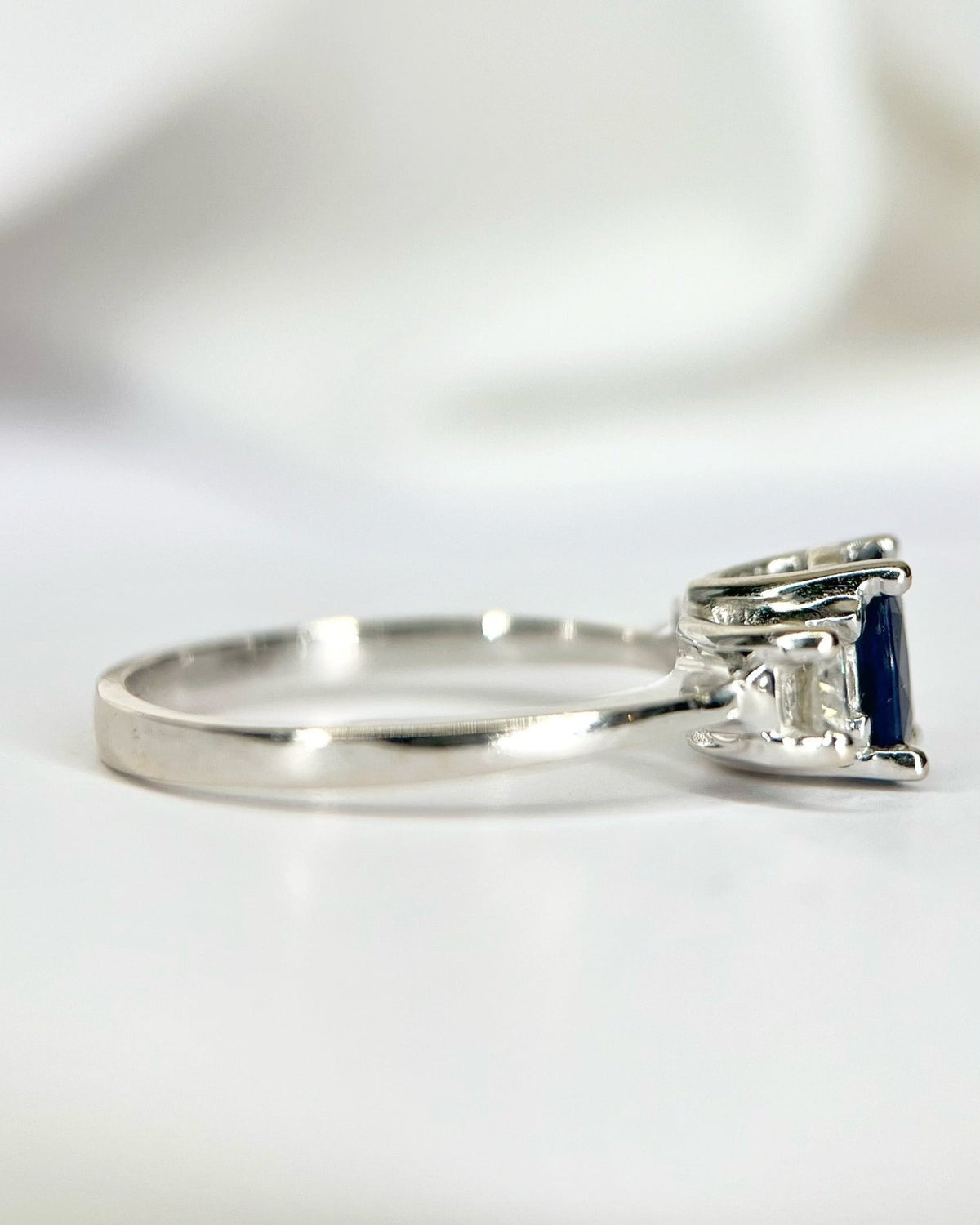 Bague Trilogie Saphir 0.85 carat &amp; Diamants 0.40 carat "Éléanore" - Elliade Paris