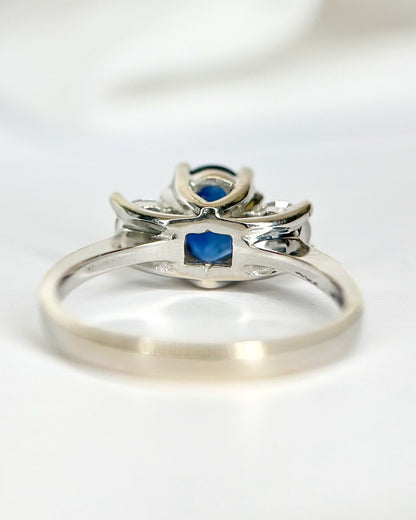 Bague Trilogie Saphir 0.85 carat &amp; Diamants 0.40 carat "Éléanore" - Elliade Paris