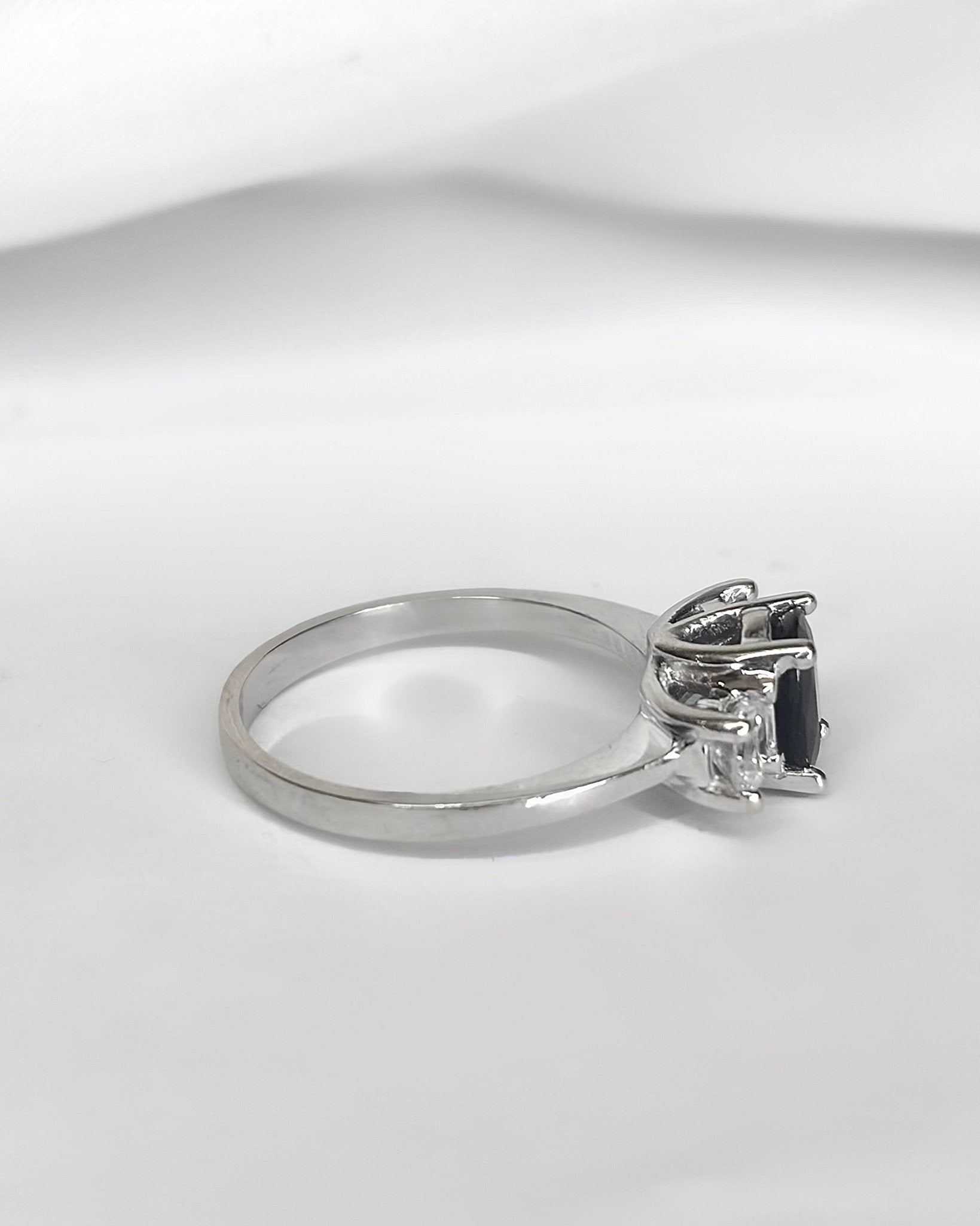 Bague Trilogie Saphir 0.85 carat &amp; Diamants 0.40 carat "Éléanore" - Elliade Paris