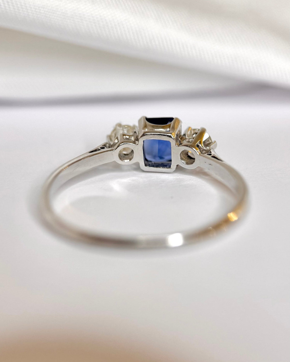 Bague Trilogie Saphir 0.85 carat &amp; Diamants 0.40 carat "Isabella" - Elliade Paris