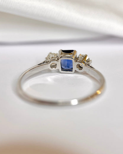 Bague Trilogie Saphir 0.85 carat &amp; Diamants 0.40 carat "Isabella" - Elliade Paris
