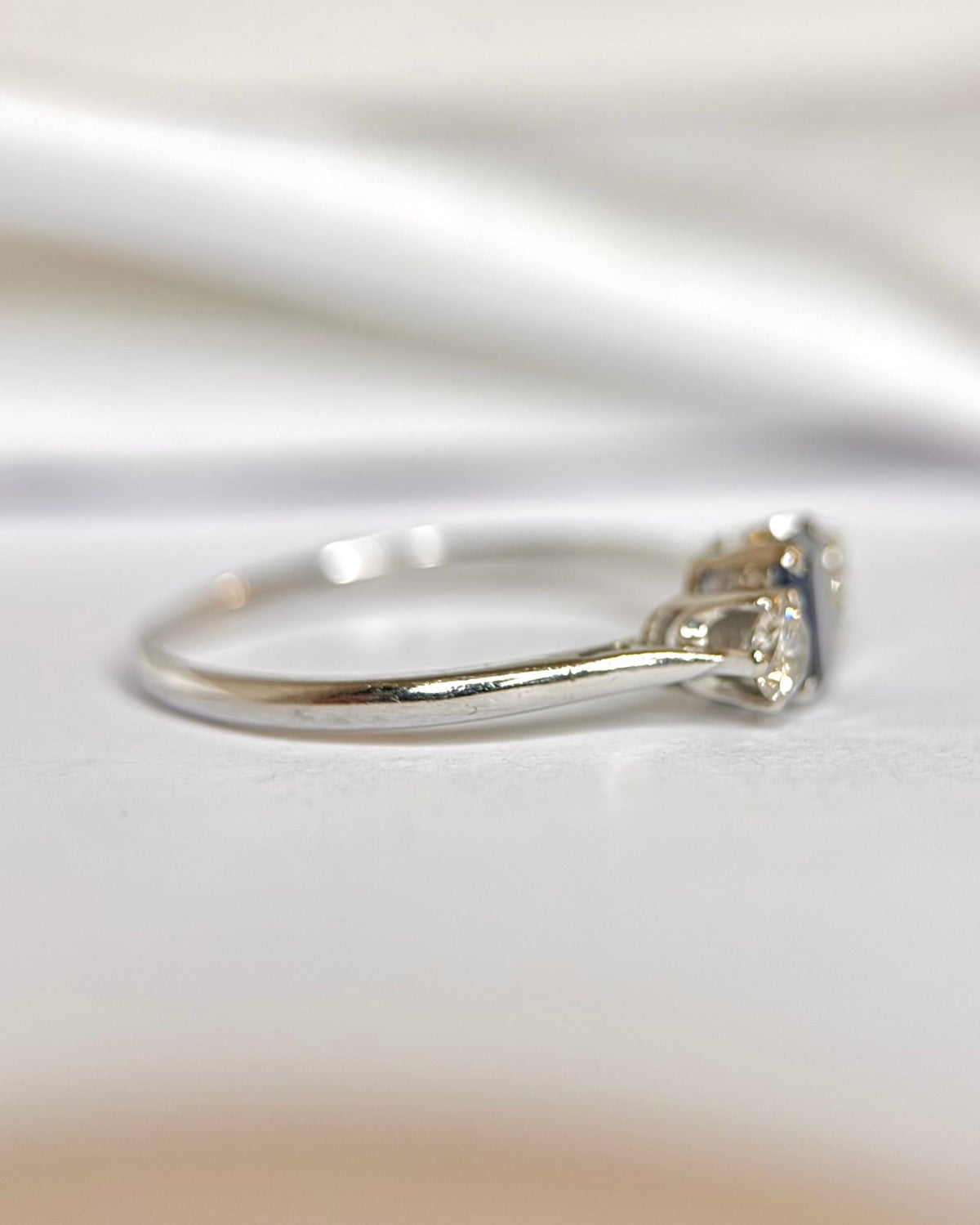 Bague Trilogie Saphir 0.85 carat &amp; Diamants 0.40 carat "Isabella" - Elliade Paris