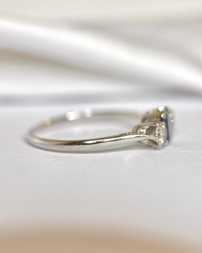 Bague Trilogie Saphir 0.85 carat &amp; Diamants 0.40 carat "Isabella" - Elliade Paris