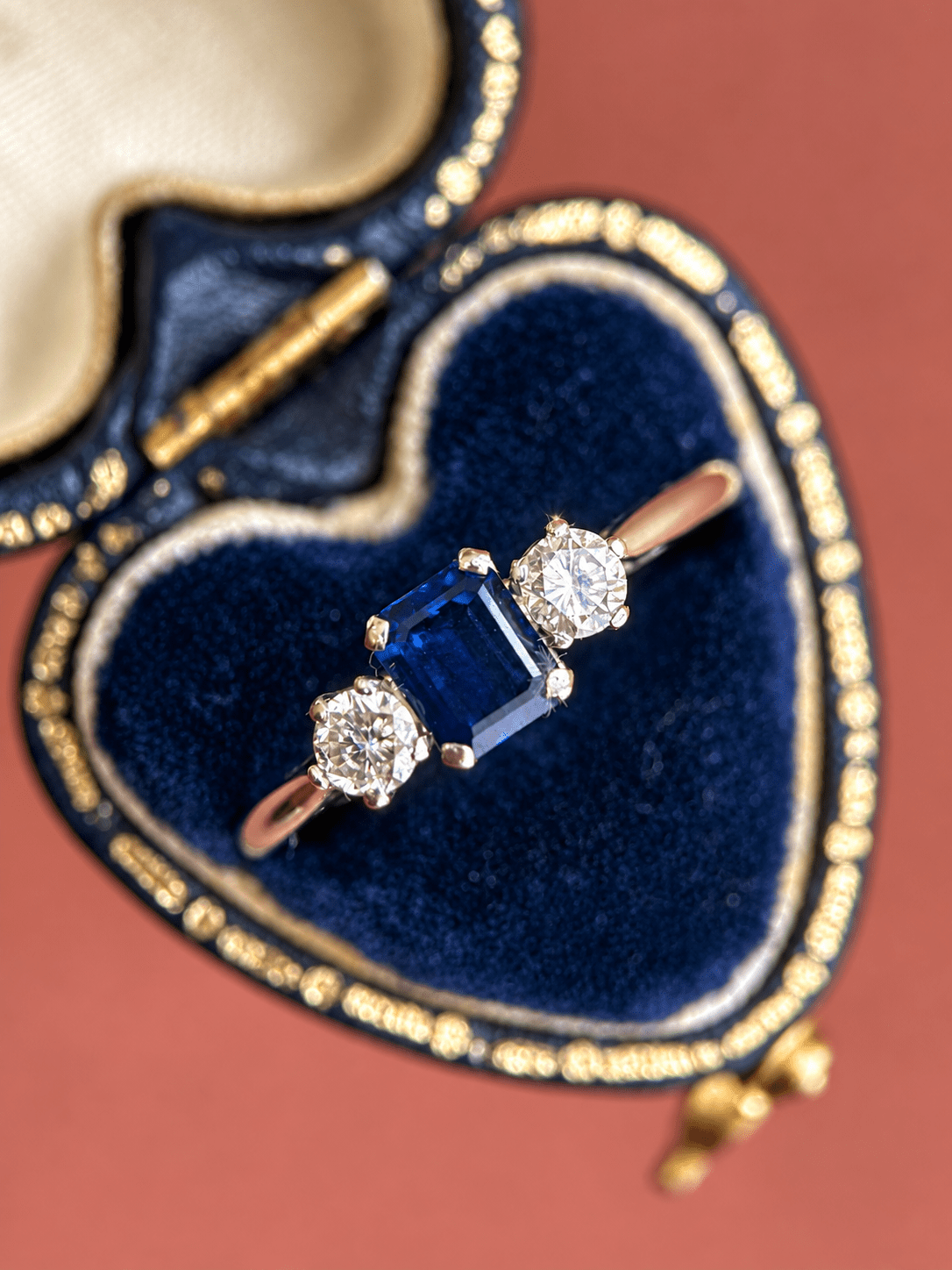 Bague Trilogie Saphir 0.85 carat &amp; Diamants 0.40 carat "Isabella" - Elliade Paris