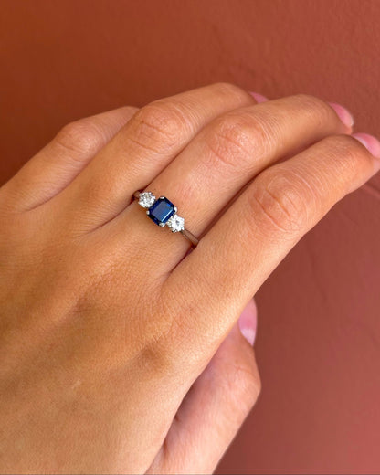 Bague Trilogie Saphir 0.85 carat &amp; Diamants 0.40 carat "Isabella" - Elliade Paris