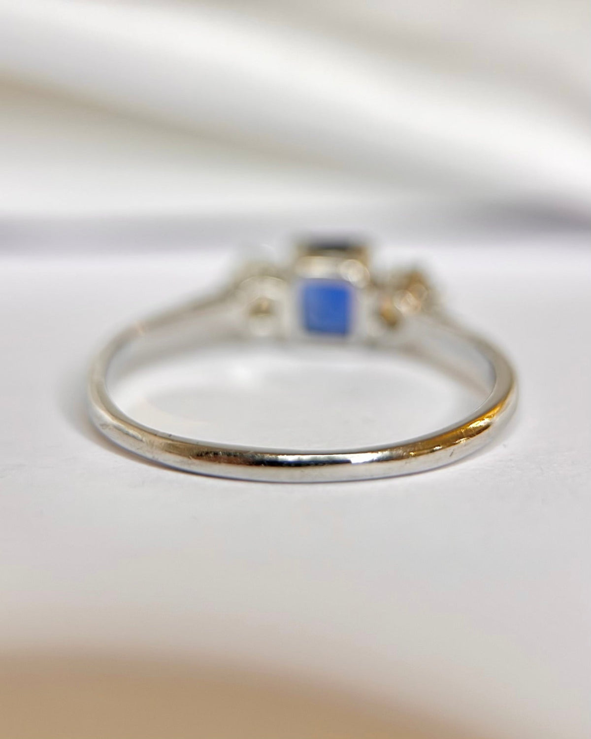 Bague Trilogie Saphir 0.85 carat &amp; Diamants 0.40 carat "Isabella" - Elliade Paris