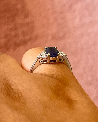 Bague Trilogie Saphir 0.85 carat &amp; Diamants "Aby" - Elliade Paris