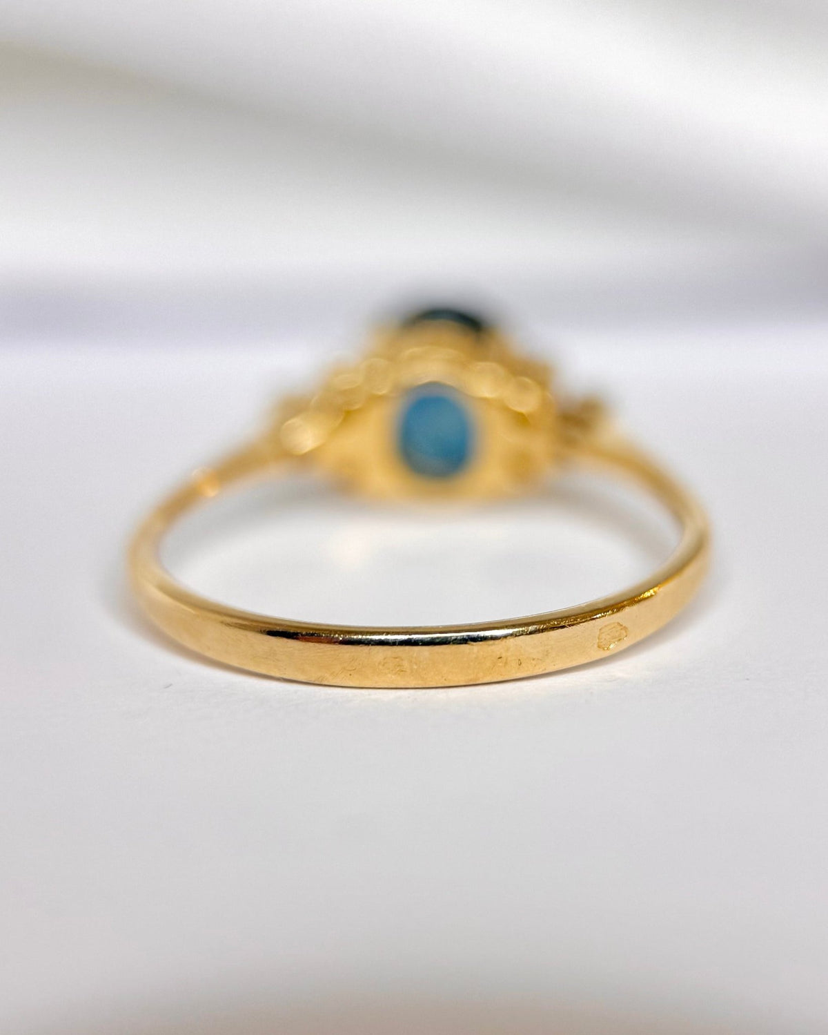 Bague Trilogie Saphir 0.85 carat &amp; Diamants "Mystie" - Elliade Paris
