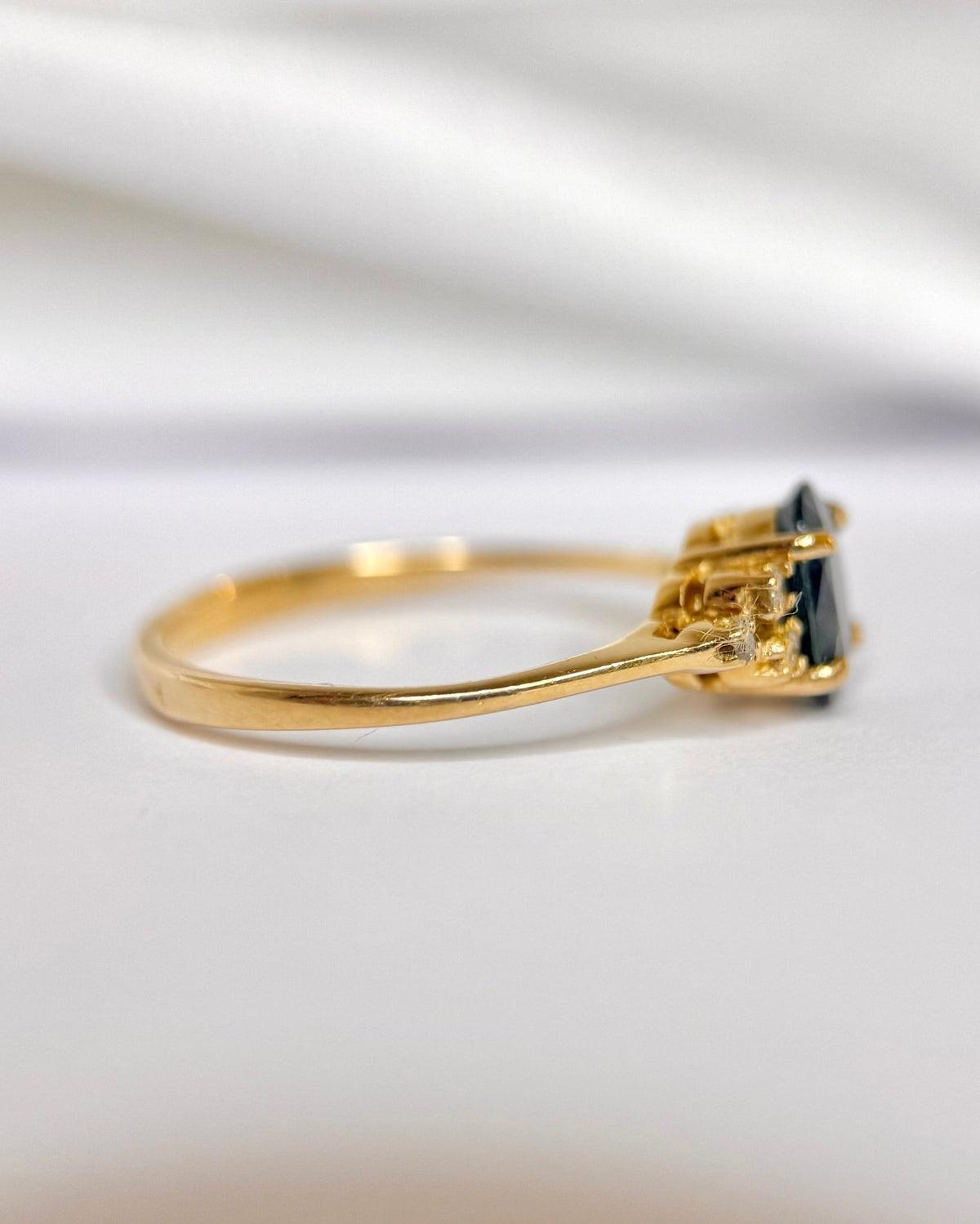 Bague Trilogie Saphir 0.85 carat &amp; Diamants "Mystie" - Elliade Paris
