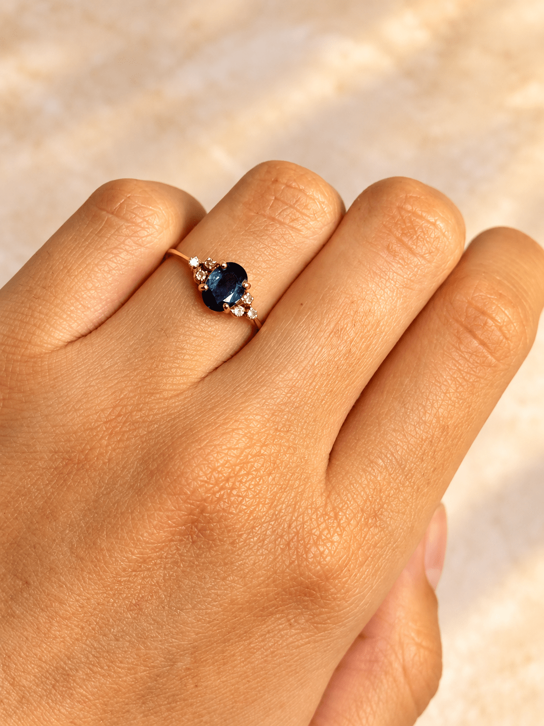 Bague Trilogie Saphir 0.85 carat &amp; Diamants "Mystie" - Elliade Paris