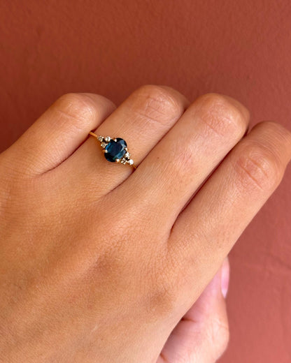 Bague Trilogie Saphir 0.85 carat &amp; Diamants "Mystie" - Elliade Paris