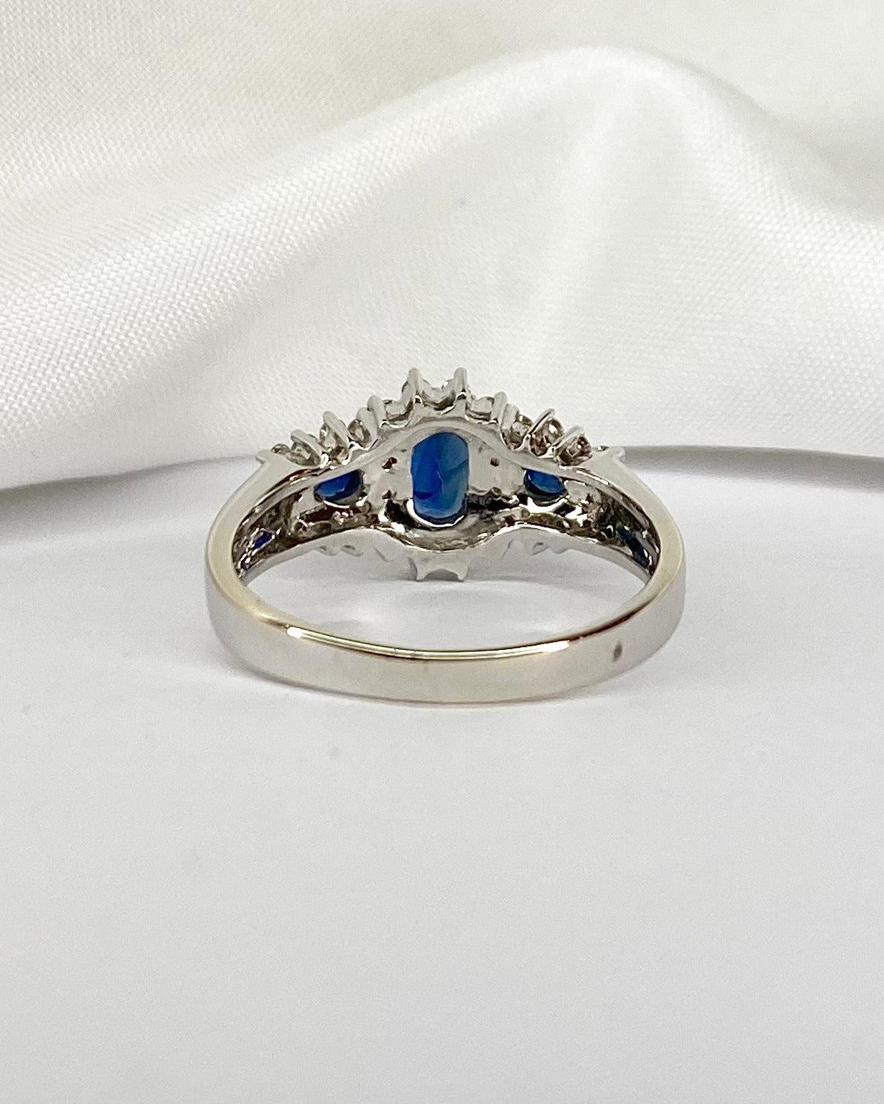 Bague Trilogie Saphir 0.87 carat &amp; 30 Diamants "Mary" - Elliade Paris