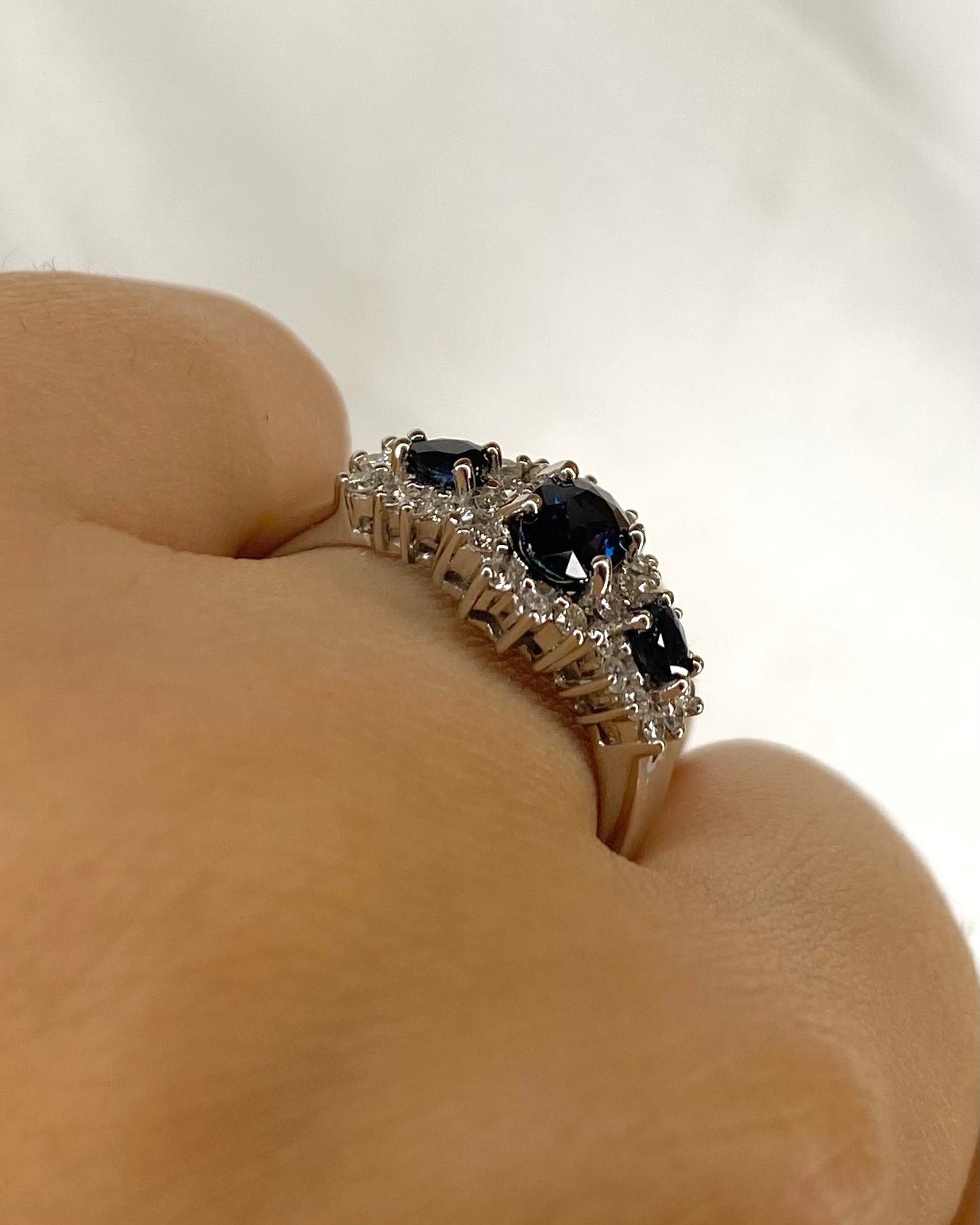 Bague Trilogie Saphir 0.87 carat &amp; 30 Diamants &quot;Mary&quot; - Elliade Paris