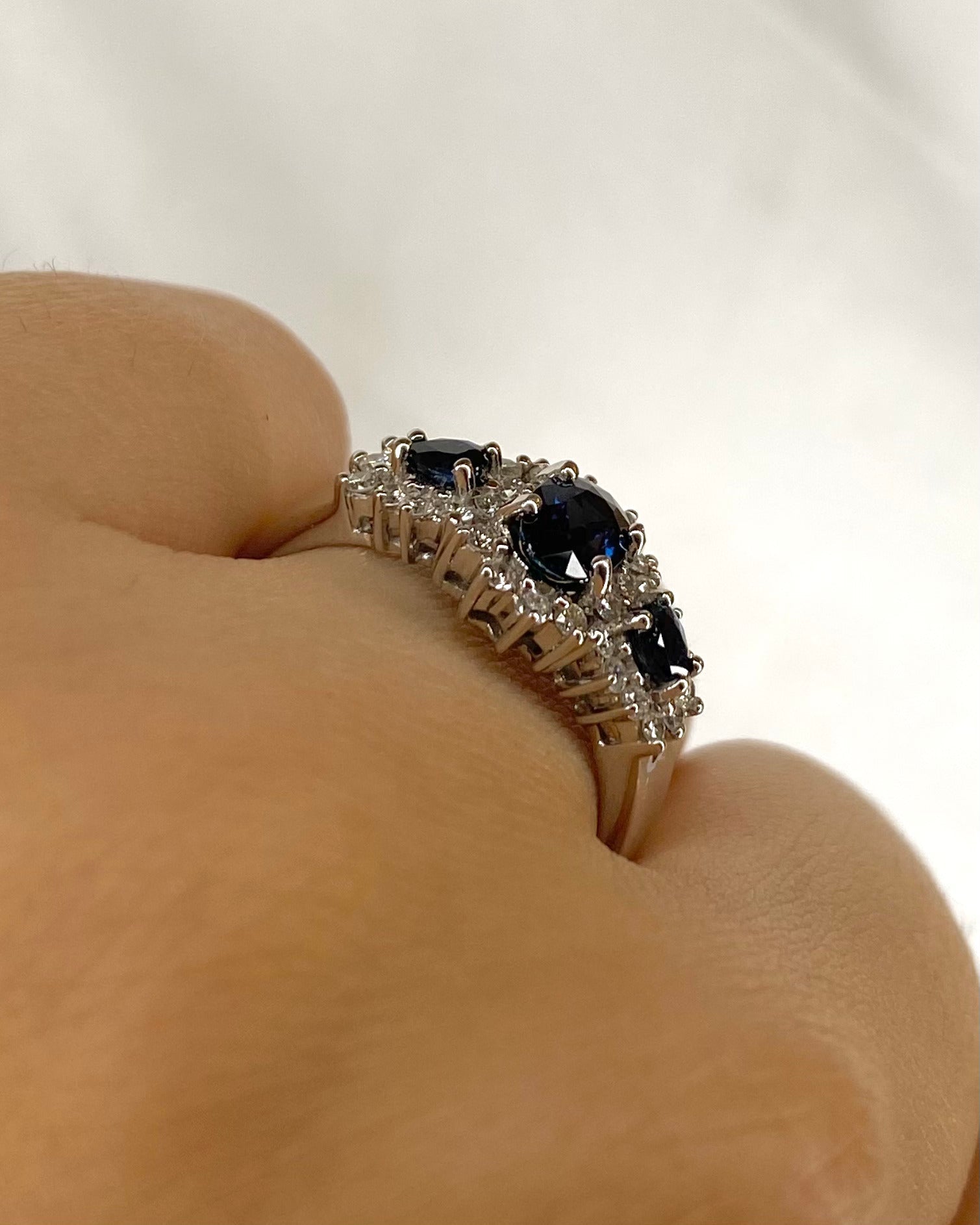 Bague Trilogie Saphir 0.87 carat &amp; 30 Diamants "Mary" - Elliade Paris