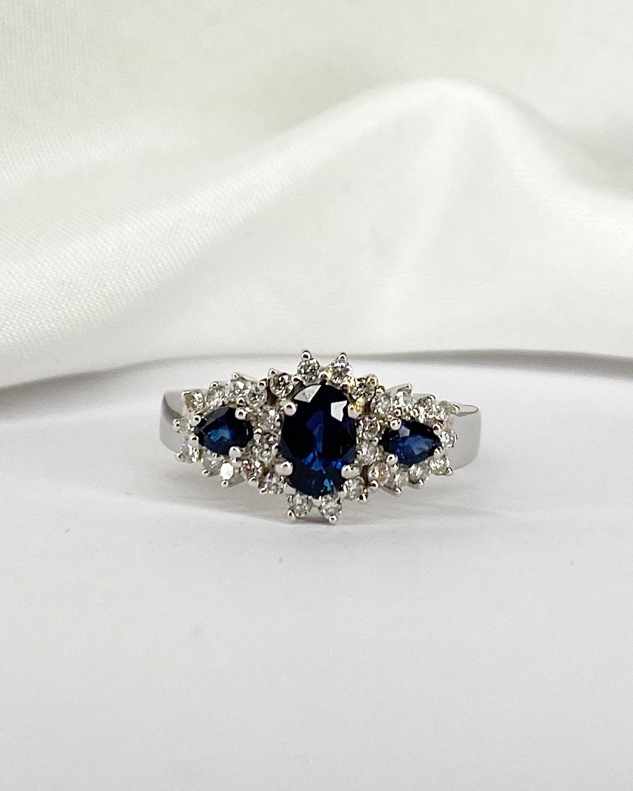 Bague Trilogie Saphir 0.87 carat &amp; 30 Diamants "Mary" - Elliade Paris