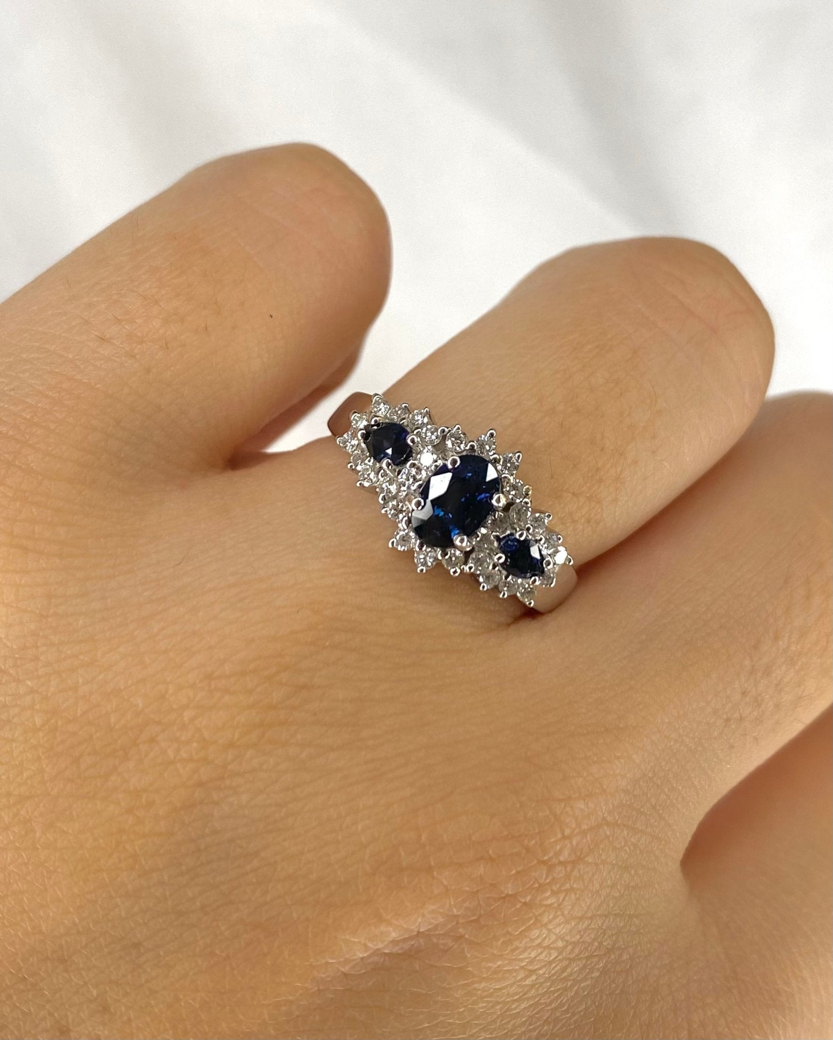 Bague Trilogie Saphir 0.87 carat &amp; 30 Diamants "Mary" - Elliade Paris