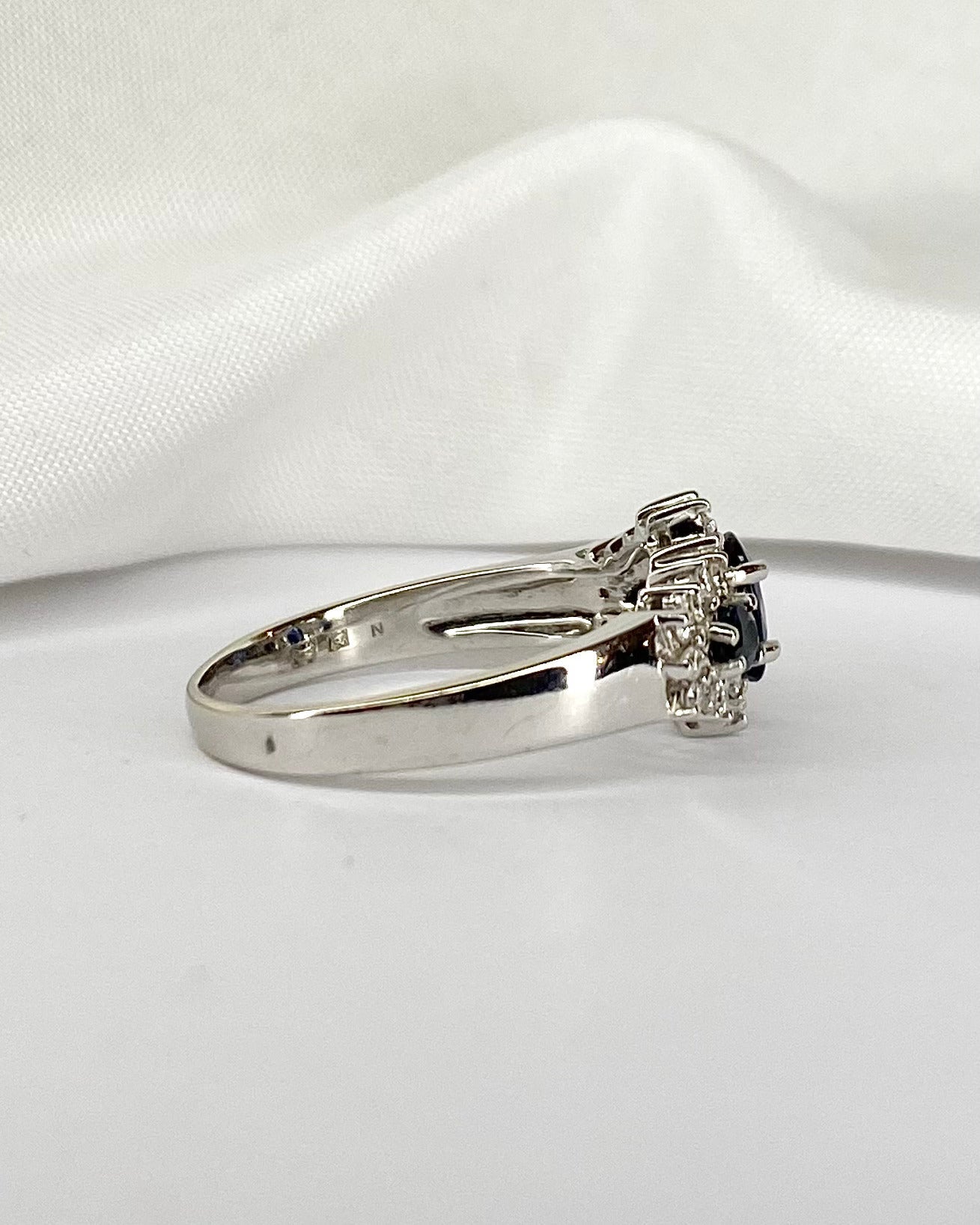 Bague Trilogie Saphir 0.87 carat &amp; 30 Diamants "Mary" - Elliade Paris