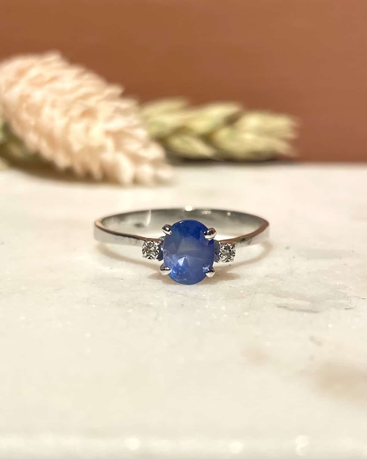 Bague Trilogie Saphir 0.90 carat &amp; Diamants "Angèle" - Elliade Paris