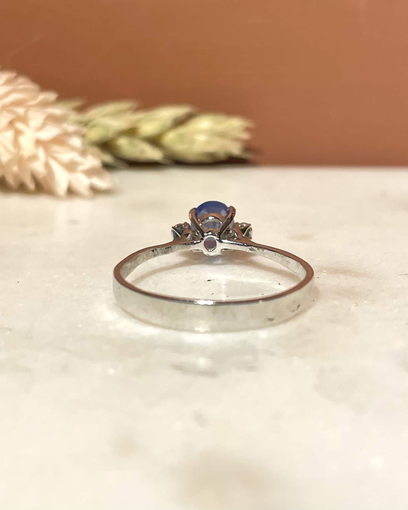 Bague Trilogie Saphir 0.90 carat &amp; Diamants "Angèle" - Elliade Paris