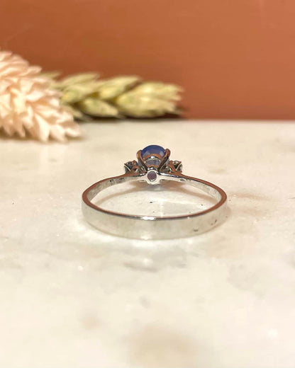 Bague Trilogie Saphir 0.90 carat &amp; Diamants &quot;Angèle&quot; - Elliade Paris