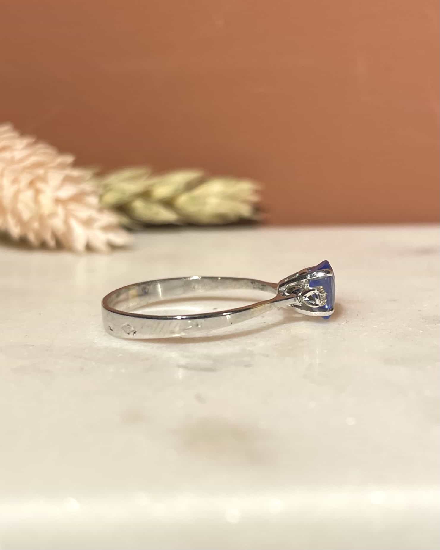 Bague Trilogie Saphir 0.90 carat &amp; Diamants "Angèle" - Elliade Paris