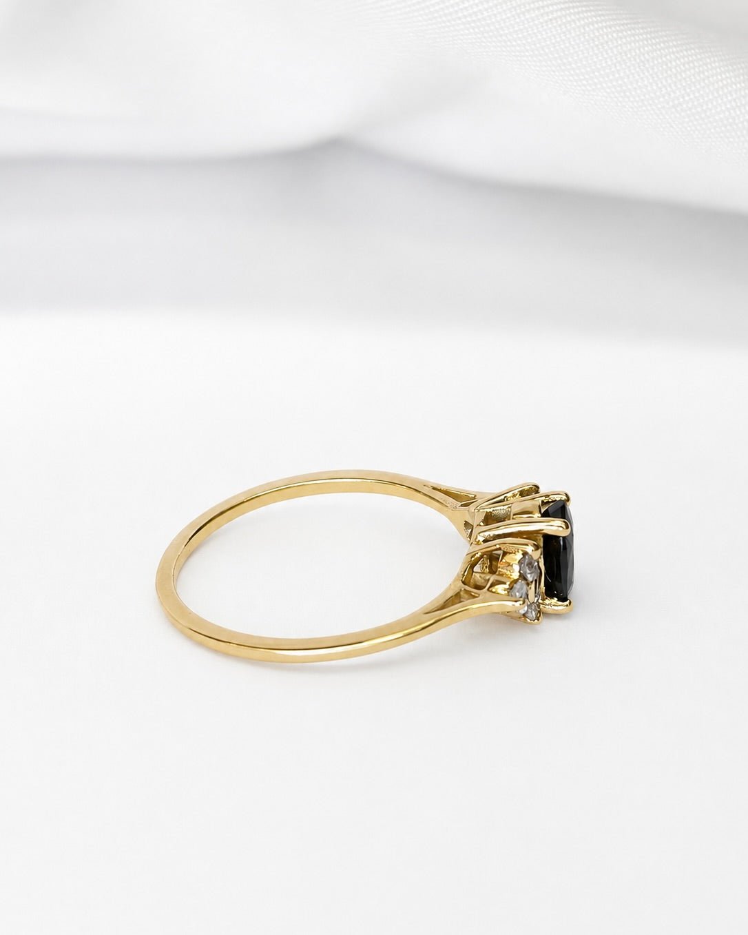 Bague Trilogie Saphir 0.94 carat &amp; Diamants "Héloise" - Elliade Paris