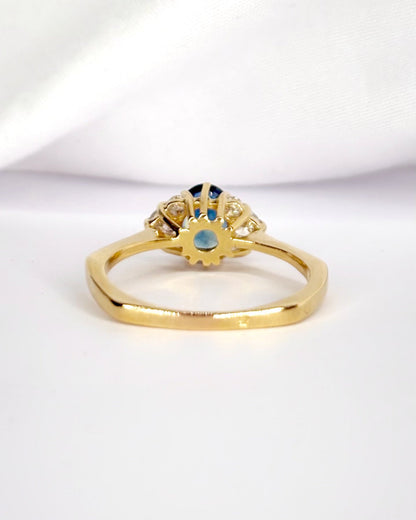 Bague Trilogie Saphir 0.95 carat &amp; Diamants 0.20 carat "Sabine" - Elliade Paris